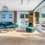 Luxury Seventh Heaven With Heated Pool, Hot-tub, Gym, Panoramic Views On Town Split Villa