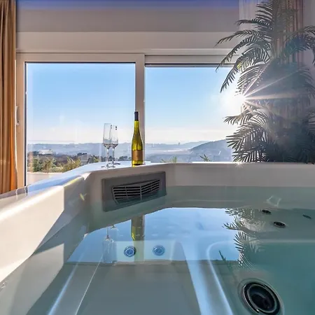 Luxury Seventh Heaven With Heated Pool, Hot-tub, Gym, Panoramic Views On Town Split *