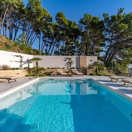 Luxury Seventh Heaven With Heated Pool, Hot-tub, Gym, Panoramic Views On Town Split