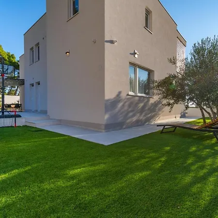 Luxury Seventh Heaven With Heated Pool, Hot-tub, Gym, Panoramic Views On Town Split Klis