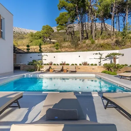 Luxury Seventh Heaven With Heated Pool, Hot-tub, Gym, Panoramic Views On Town Split Villa Klis