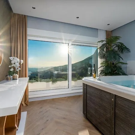 Luxury Seventh Heaven With Heated Pool, Hot-tub, Gym, Panoramic Views On Town Split