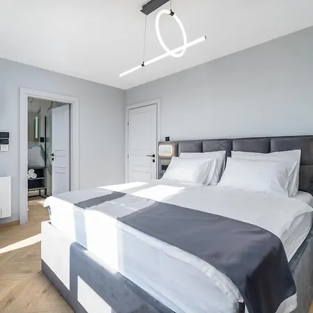Luxury Seventh Heaven With Heated Pool, Hot-tub, Gym, Panoramic Views On Town Split Klis