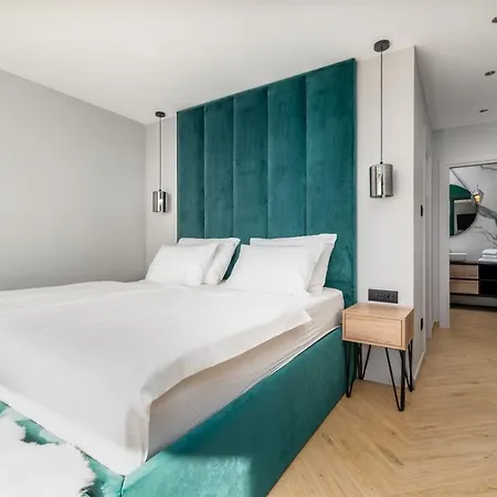 Luxury Seventh Heaven With Heated Pool, Hot-tub, Gym, Panoramic Views On Town Split *