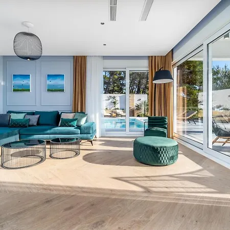 Luxury Seventh Heaven With Heated Pool, Hot-tub, Gym, Panoramic Views On Town Split Villa