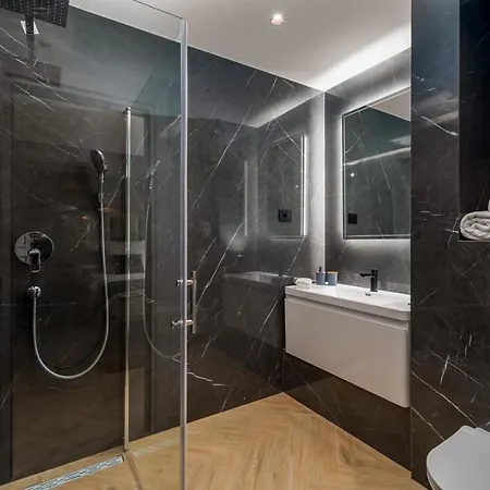 Luxury Seventh Heaven With Heated Pool, Hot-tub, Gym, Panoramic Views On Town Split Villa *