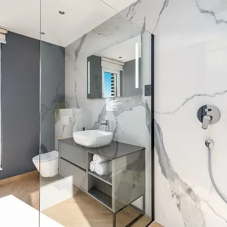 Luxury Seventh Heaven With Heated Pool, Hot-tub, Gym, Panoramic Views On Town Split Klis