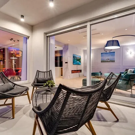Luxury Seventh Heaven With Heated Pool, Hot-tub, Gym, Panoramic Views On Town Split