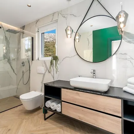 Luxury Seventh Heaven With Heated Pool, Hot-tub, Gym, Panoramic Views On Town Split Villa