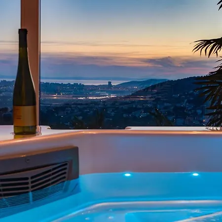 Luxury Seventh Heaven With Heated Pool, Hot-tub, Gym, Panoramic Views On Town Split *